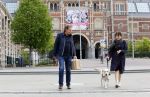 Amsterdam 26 april 2020
Robert ten Brink en zijn vrouw Roos halen samen met hun hond een ontnijtje bij het restaurant van het Rijksmuseum.