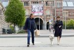 Amsterdam 26 april 2020
Robert ten Brink en zijn vrouw Roos halen samen met hun hond een ontnijtje bij het restaurant van het Rijksmuseum.