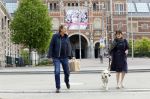 Amsterdam 26 april 2020
Robert ten Brink en zijn vrouw Roos halen samen met hun hond een ontnijtje bij het restaurant van het Rijksmuseum.