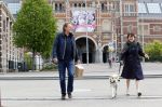 Amsterdam 26 april 2020
Robert ten Brink en zijn vrouw Roos halen samen met hun hond een ontnijtje bij het restaurant van het Rijksmuseum.