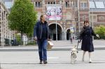 Amsterdam 26 april 2020
Robert ten Brink en zijn vrouw Roos halen samen met hun hond een ontnijtje bij het restaurant van het Rijksmuseum.