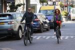 Amsterdam 15 april 2020
Ruud Gullit en zijn vriendin Karin nde Rooij op de fiets in Amsterdam zuid