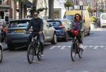 Amsterdam 15 april 2020
Ruud Gullit en zijn vriendin Karin nde Rooij op de fiets in Amsterdam zuid