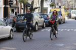 Amsterdam 15 april 2020
Ruud Gullit en zijn vriendin Karin nde Rooij op de fiets in Amsterdam zuid