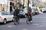 Amsterdam 15 april 2020
Ruud Gullit en zijn vriendin Karin nde Rooij op de fiets in Amsterdam zuid