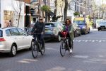 Amsterdam 15 april 2020
Ruud Gullit en zijn vriendin Karin nde Rooij op de fiets in Amsterdam zuid