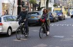 Amsterdam 15 april 2020
Ruud Gullit en zijn vriendin Karin nde Rooij op de fiets in Amsterdam zuid