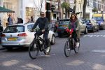 Amsterdam 15 april 2020
Ruud Gullit en zijn vriendin Karin nde Rooij op de fiets in Amsterdam zuid