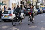 Amsterdam 15 april 2020
Ruud Gullit en zijn vriendin Karin nde Rooij op de fiets in Amsterdam zuid