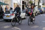 Amsterdam 15 april 2020
Ruud Gullit en zijn vriendin Karin nde Rooij op de fiets in Amsterdam zuid