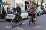 Amsterdam 15 april 2020
Ruud Gullit en zijn vriendin Karin nde Rooij op de fiets in Amsterdam zuid