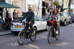 Amsterdam 15 april 2020
Ruud Gullit en zijn vriendin Karin nde Rooij op de fiets in Amsterdam zuid