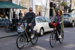 Amsterdam 15 april 2020
Ruud Gullit en zijn vriendin Karin nde Rooij op de fiets in Amsterdam zuid