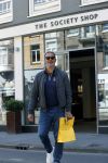 Amsterdam 20 april 2020
Ruud Gullit aan het winkelen bij the society shop .