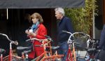 Amsterdam 25 april 2020
Tom Egbers en zijn  vrouw Janke Dekker halen samen een ijsje op de beethovenstraat