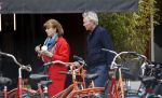 Amsterdam 25 april 2020
Tom Egbers en zijn  vrouw Janke Dekker halen samen een ijsje op de beethovenstraat
