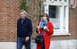 Amsterdam 25 april 2020
Tom Egbers en zijn  vrouw Janke Dekker halen samen een ijsje op de beethovenstraat
