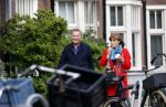 Amsterdam 25 april 2020
Tom Egbers en zijn  vrouw Janke Dekker halen samen een ijsje op de beethovenstraat