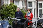 Amsterdam 25 april 2020
Tom Egbers en zijn  vrouw Janke Dekker halen samen een ijsje op de beethovenstraat