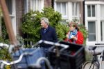 Amsterdam 25 april 2020
Tom Egbers en zijn  vrouw Janke Dekker halen samen een ijsje op de beethovenstraat