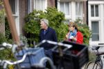 Amsterdam 25 april 2020
Tom Egbers en zijn  vrouw Janke Dekker halen samen een ijsje op de beethovenstraat