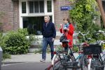 Amsterdam 25 april 2020
Tom Egbers en zijn  vrouw Janke Dekker halen samen een ijsje op de beethovenstraat