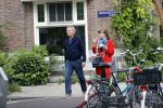 Amsterdam 25 april 2020
Tom Egbers en zijn  vrouw Janke Dekker halen samen een ijsje op de beethovenstraat
