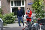 Amsterdam 25 april 2020
Tom Egbers en zijn  vrouw Janke Dekker halen samen een ijsje op de beethovenstraat