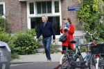 Amsterdam 25 april 2020
Tom Egbers en zijn  vrouw Janke Dekker halen samen een ijsje op de beethovenstraat