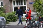 Amsterdam 25 april 2020
Tom Egbers en zijn  vrouw Janke Dekker halen samen een ijsje op de beethovenstraat