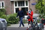 Amsterdam 25 april 2020
Tom Egbers en zijn  vrouw Janke Dekker halen samen een ijsje op de beethovenstraat