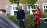 Amsterdam 25 april 2020
Tom Egbers en zijn  vrouw Janke Dekker halen samen een ijsje op de beethovenstraat