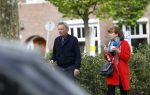 Amsterdam 25 april 2020
Tom Egbers en zijn  vrouw Janke Dekker halen samen een ijsje op de beethovenstraat