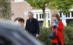 Amsterdam 25 april 2020
Tom Egbers en zijn  vrouw Janke Dekker halen samen een ijsje op de beethovenstraat