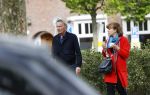 Amsterdam 25 april 2020
Tom Egbers en zijn  vrouw Janke Dekker halen samen een ijsje op de beethovenstraat