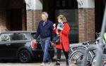 Amsterdam 25 april 2020
Tom Egbers en zijn  vrouw Janke Dekker halen samen een ijsje op de beethovenstraat
