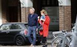 Amsterdam 25 april 2020
Tom Egbers en zijn  vrouw Janke Dekker halen samen een ijsje op de beethovenstraat