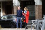 Amsterdam 25 april 2020
Tom Egbers en zijn  vrouw Janke Dekker halen samen een ijsje op de beethovenstraat
