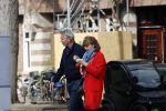Amsterdam 25 april 2020
Tom Egbers en zijn  vrouw Janke Dekker halen samen een ijsje op de beethovenstraat