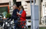 Amsterdam 25 april 2020
Tom Egbers en zijn  vrouw Janke Dekker halen samen een ijsje op de beethovenstraat
