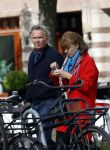 Amsterdam 25 april 2020
Tom Egbers en zijn  vrouw Janke Dekker halen samen een ijsje op de beethovenstraat