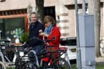 Amsterdam 25 april 2020
Tom Egbers en zijn  vrouw Janke Dekker halen samen een ijsje op de beethovenstraat