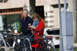 Amsterdam 25 april 2020
Tom Egbers en zijn  vrouw Janke Dekker halen samen een ijsje op de beethovenstraat