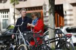 Amsterdam 25 april 2020
Tom Egbers en zijn  vrouw Janke Dekker halen samen een ijsje op de beethovenstraat