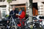Amsterdam 25 april 2020
Tom Egbers en zijn  vrouw Janke Dekker halen samen een ijsje op de beethovenstraat