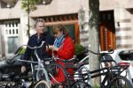 Amsterdam 25 april 2020
Tom Egbers en zijn  vrouw Janke Dekker halen samen een ijsje op de beethovenstraat