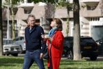 Amsterdam 25 april 2020
Tom Egbers en zijn  vrouw Janke Dekker halen samen een ijsje op de beethovenstraat