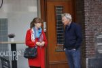 Amsterdam 25 april 2020
Tom Egbers en zijn  vrouw Janke Dekker halen samen een ijsje op de beethovenstraat