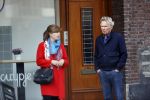 Amsterdam 25 april 2020
Tom Egbers en zijn  vrouw Janke Dekker halen samen een ijsje op de beethovenstraat
