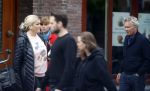 Amsterdam 25 april 2020
Tom Egbers en zijn  vrouw Janke Dekker halen samen een ijsje op de beethovenstraat